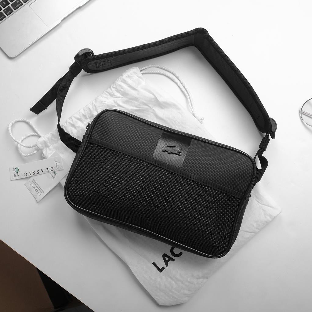 TÚI CROSSBODY L.A.C.O.S.T.E NEW HÀNG FULL PHỤ KIỆN CHÁT LIỆU DA SI CHỐNG NƯỚC, LOGO SẮT THIẾT KẾ 1 NGĂN CHÍNH 2 NGĂN PHỤ