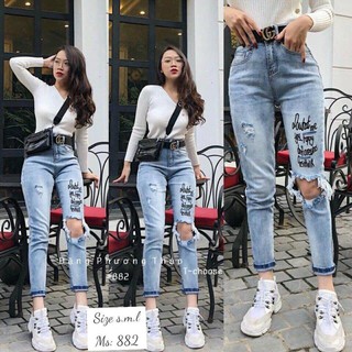 Quần Jean Baggy Nữ Rách Lòi Gối In Chữ Cá Tính