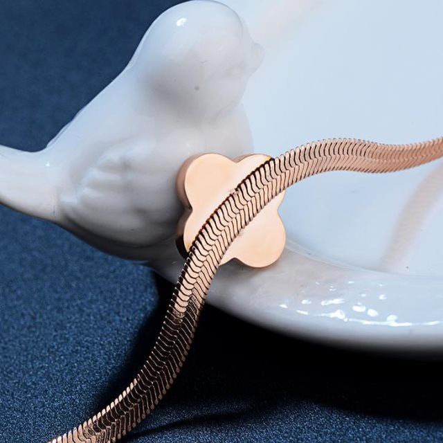 Lắc tay nữ titan không gỉ vòng tay titan nữ mặt cỏ 4 lá trang sức titan cao cấp thời trang