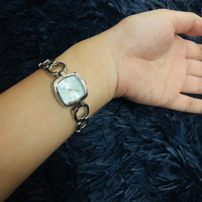 Đồng hồ si nữ dạng lắc mặt xanh hiệu Nhật