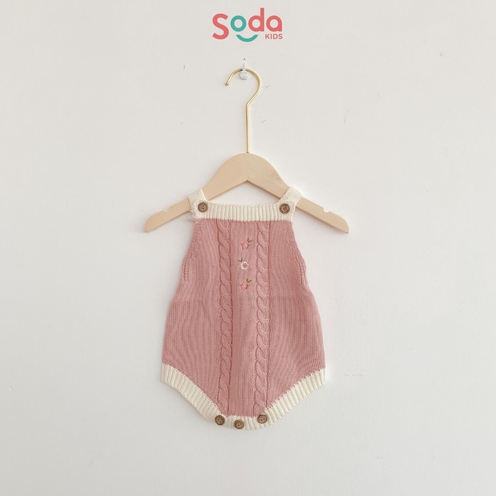 Yếm len hồng thêu hoa cài cúc gỗ dành cho bé gái (Ảnh thật)