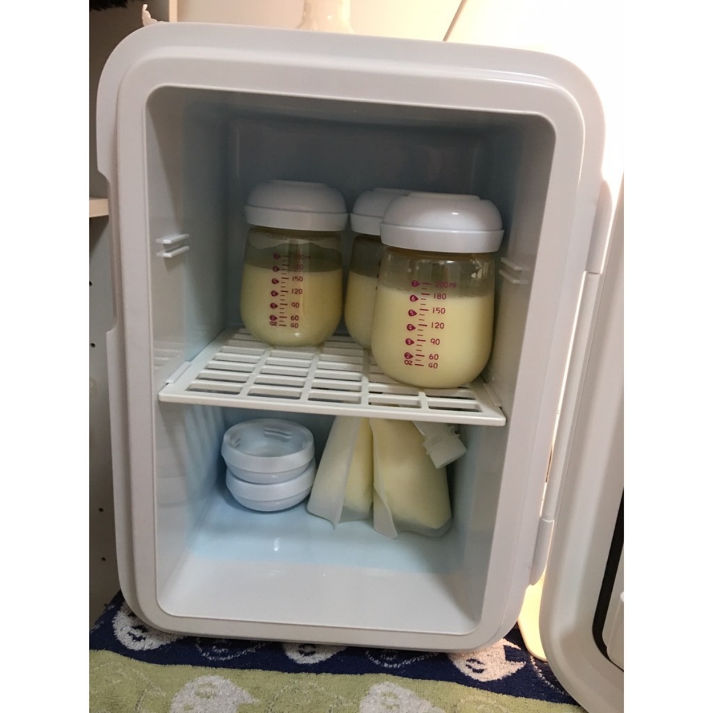 Tủ lạnh mini đựng mỹ phẩm, thuốc có ổ cắm oto chính hãng Kemin 10L