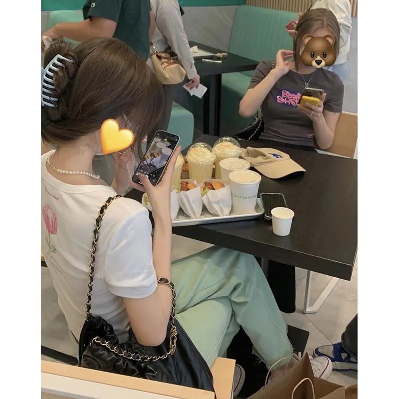 Quần denim IELGY dáng rộng xẻ tà màu xanh lá nhạt sang chảnh thời trang dành cho nữ