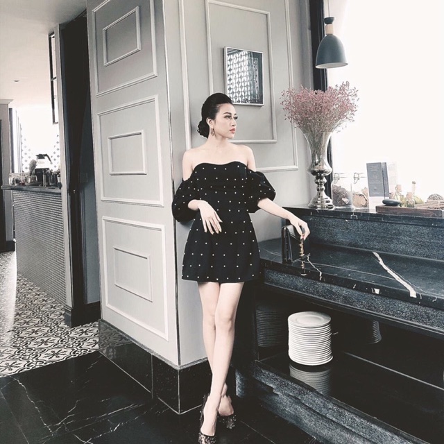 ĐẦM ĐEN TRỄ VAI FORM NGẮN SỊN SANG | BigBuy360 - bigbuy360.vn