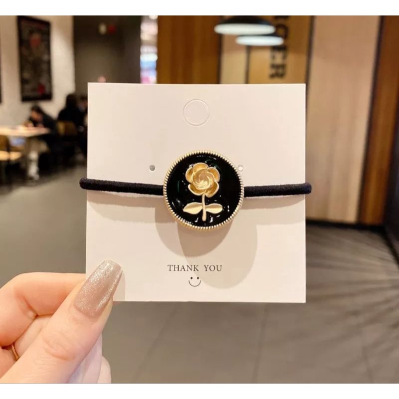 Cột tóc hoa hồng mặt kim loại sang trọng.