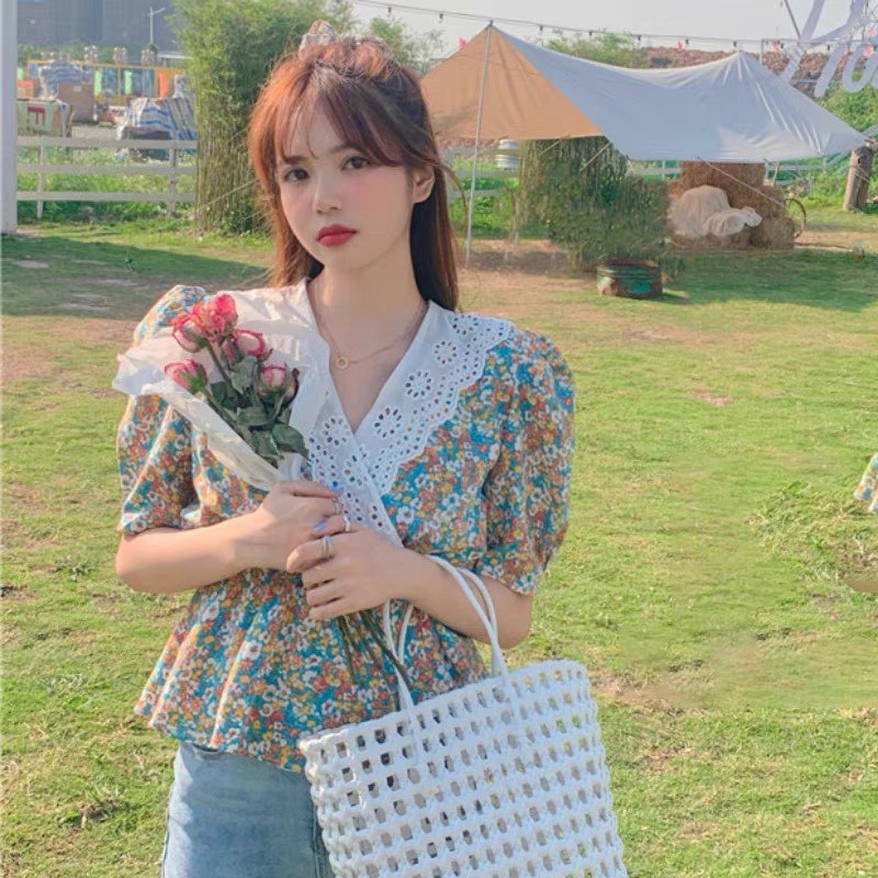 Áo sơ mi nữ FIRST DATE Pháp ren cổ chữ V thiết kế thích hợp mùa hè 2021 tay phồng mới