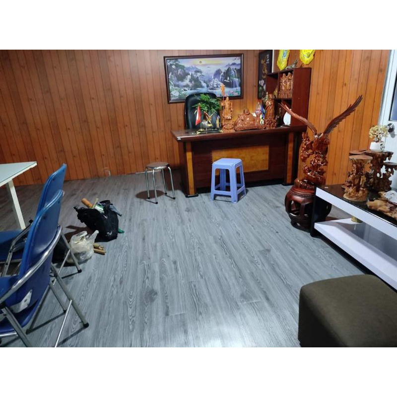 Sàn tự dán màu xám cực sang sẵn keo bóc dán