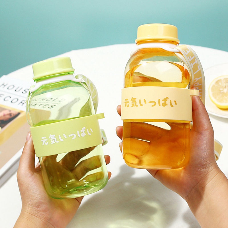 Bình Nước Nhựa Trong Suốt 550ml Kèm Dây Đeo Bằng Nhựa