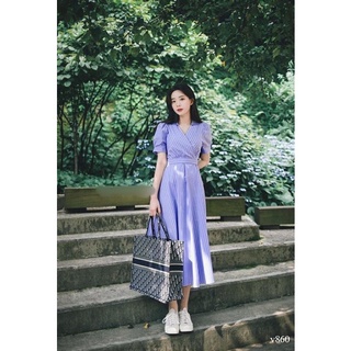 Váy kẻ xanh cổ V