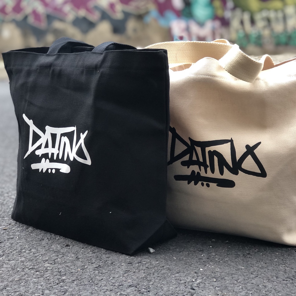 Túi tote canvas DATINO Signature form ngang in lụa Graffiti có dây kéo, có túi nhỏ bên trong
