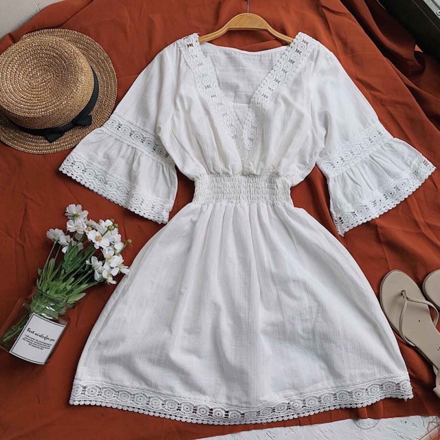 Đầm trắng xô ren