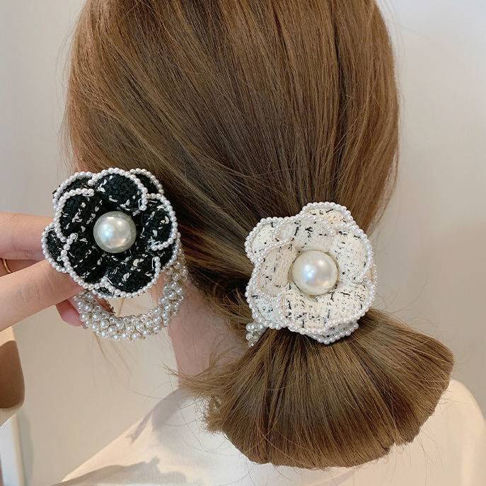 Dây buộc tóc đính ngọc trai camellia phong cách Chanel 2021 sang trọng thời trang