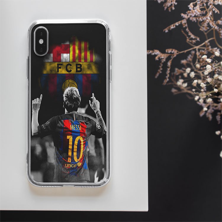 Ốp ĐT cậu thủ messi Hình messi giơ ngón tay tạ chúa nền logo barca mờ dành cho Iphone 5 đến 12 Promax BAR20210023