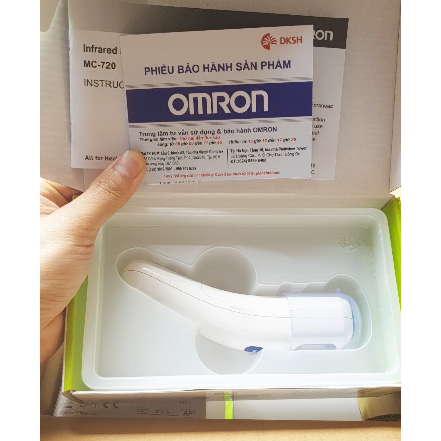(BH chính hãng) Nhiệt kế điện tử Omron MC-720 (đo trán)-Tặng ví da xinh xắn Fuji