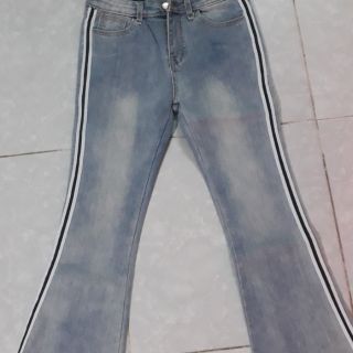Quần jean ống loe và chân váy xếp ly 150k