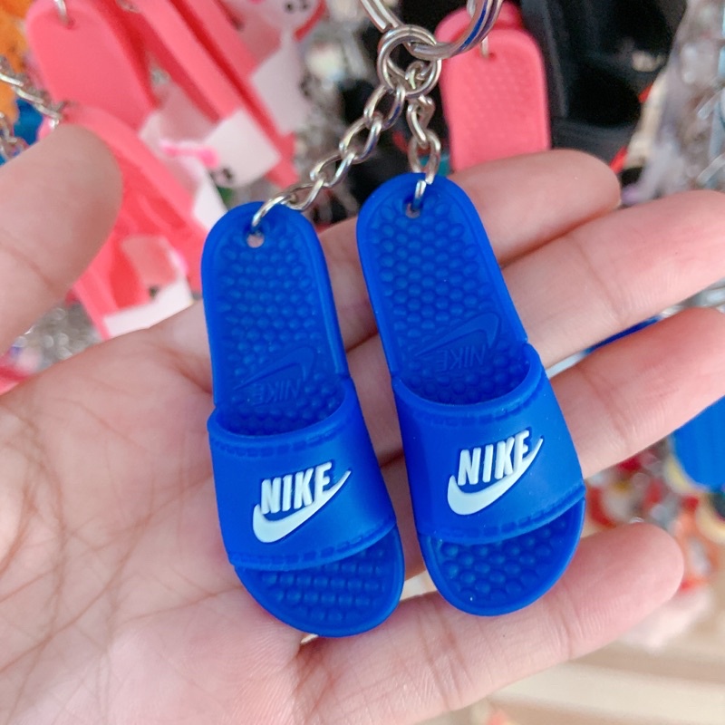 Móc khoá đôi dép cute.