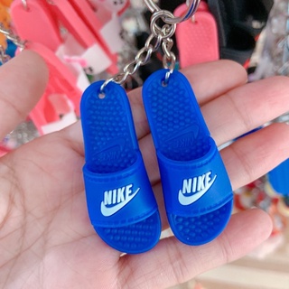 Móc khoá đôi dép cute.