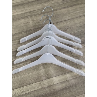 Móc nhựa nữ vai to màu trắng, dài 38cm, có rãnh treo chống tuột, đầu móc xoay, mắc áo cho gia đình phụ kiện shop giá rẻ
