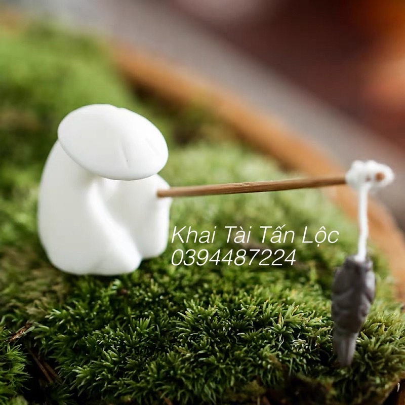 Tượng ông lão câu cá gốm trắng tí hon cao3cm cắm nhang trang trí
