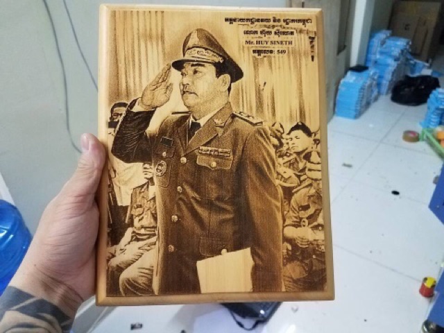 Khung Ảnh Gỗ Khắc Hình Ảnh Chân Dung Theo Yêu Cầu