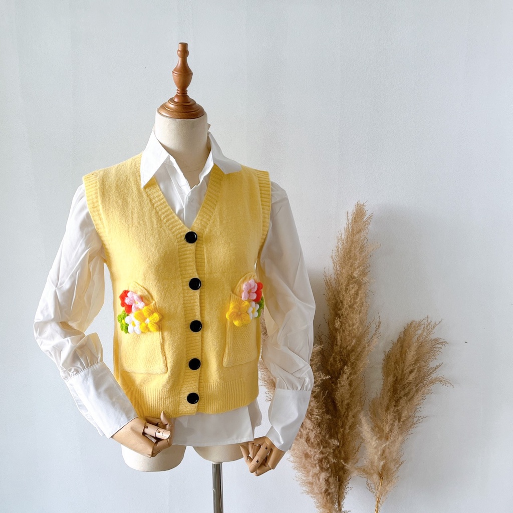 Áo Len Gile Uizzang Cổ V Hàng Nút Đen Phối Túi Giỏ Hoa Sát Nách KIểu Hàn Quốc | Smide Clothing