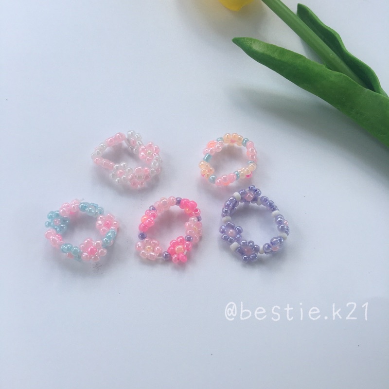 Nhẫn hạt hoa cúc daisy nhiều màu pastel rực rỡ lấp lánh