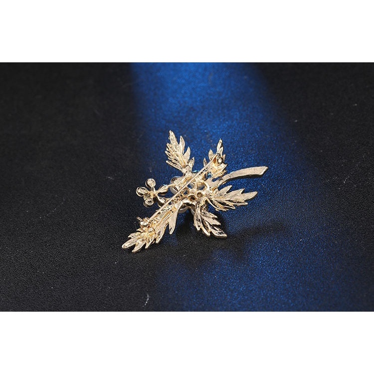 Ghim cài áo hình lá cây đính đá và ngọc trai nhân tạo phong cách Hàn Quốc mới