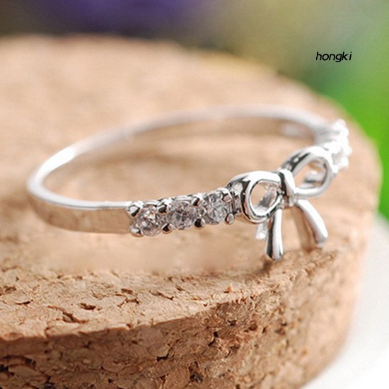 Nhẫn cưới hình nơ đính đá đơn giản cho nữ