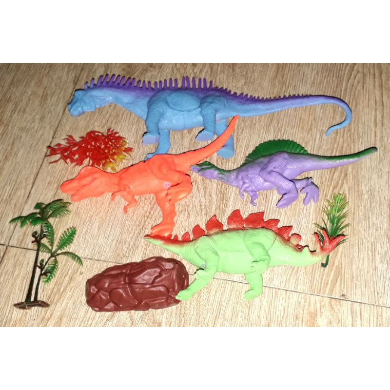 Sét 4 con khủng long chít chít bằng nhưa kèm phụ kiện
