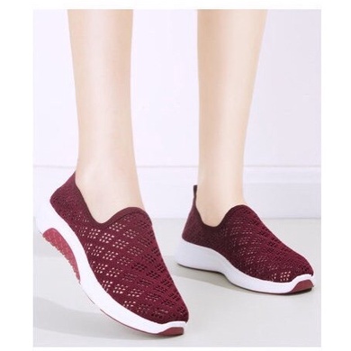 Giày lười thể thao, chạy bộ đục lỗ thoáng mát êm chân trung niên tăng mẹ - vincent shop