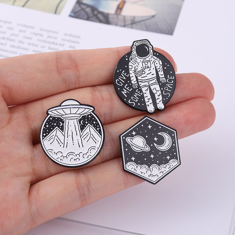 Ghim cài áo hình phi hành gia hoạt hình dễ thương