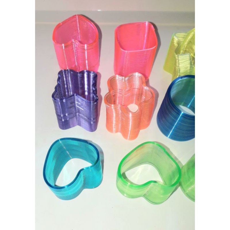 Một cái lò xo bằng nhựa loại 4cm nhiều màu rất đẹp