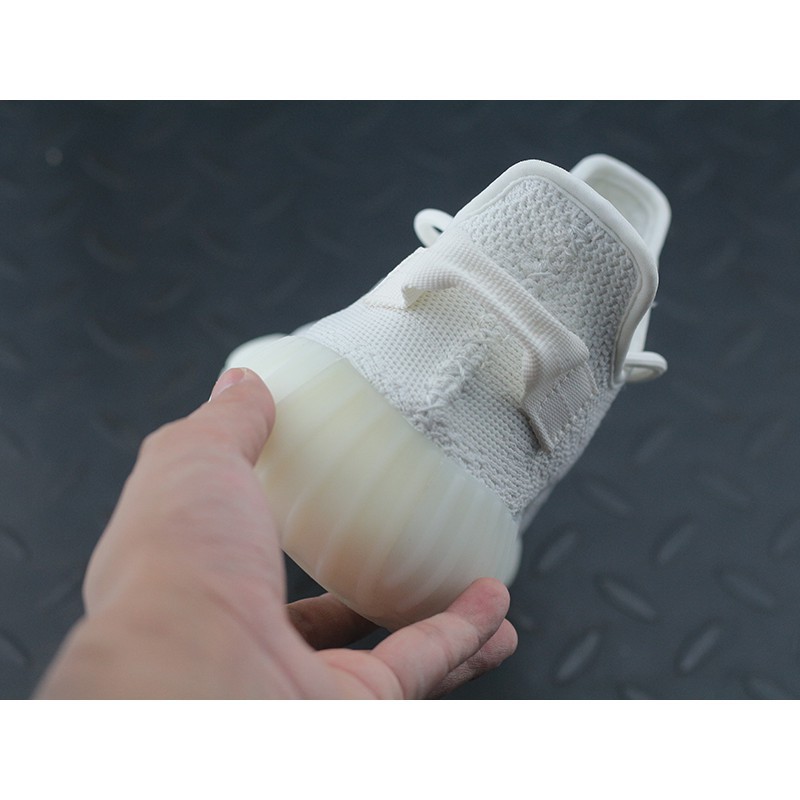 Giày Thể Thao Màu Trắng Của Dòng Adidas Yeezy 350v2