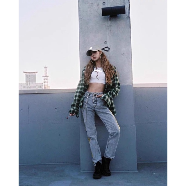 Áo sơmi kẻ caro màu xanh lá thisisneverthat giống Lisa Blackpink