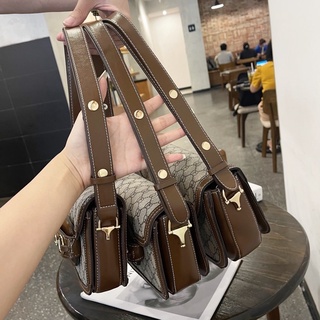 [HỒ NGỌC HÀ FULL BOX VIP] Túi đeo chéo đeo vai Viền Nâu Viền Trắng lót nhung  tang vàng kèm dây đeo chéo size 21cm- 25cm