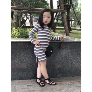 Váy kẻ ngang bé gái