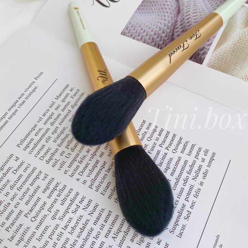 Cọ phủ phấn Too Faced Mr. Right