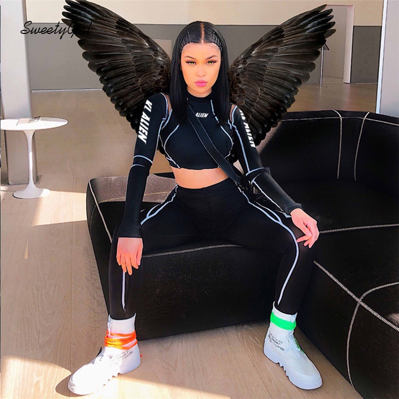 Set áo croptop tay dài cổ tròn in chữ phối quần legging lưng cao thời trang cho nữ