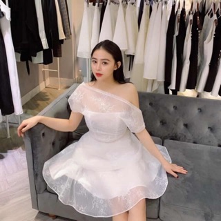 Váy ren trễ vai
