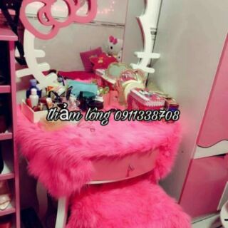 Thảm  đỏ lông dài trải bàn trang điểm