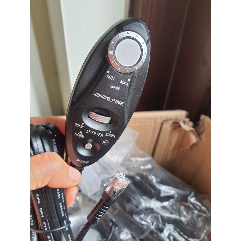 Remote- dây chỉnh âm lượng loa sup gầm ghế ô tô Alpine