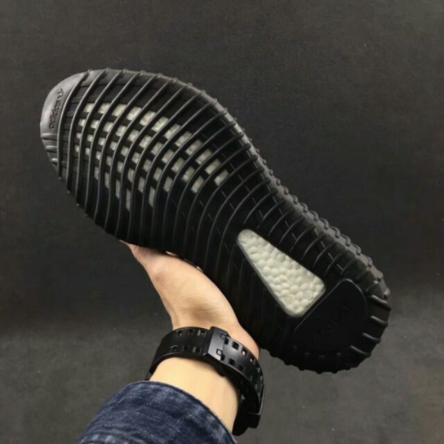 Giày Thể Thao Màu Trắng Của Dòng Adidas Yeezy Boost 350 V2