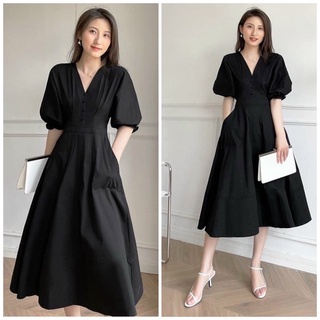 Đầm đen xoè tay bồng nút bọc