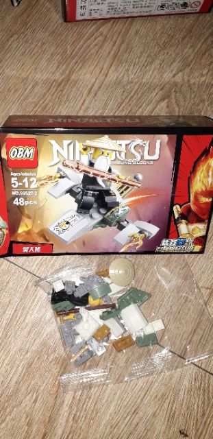Lắp ráp 1 hộp LegoNinjutsu 99527 có nhiều chi tiết bằng nhựa ABS