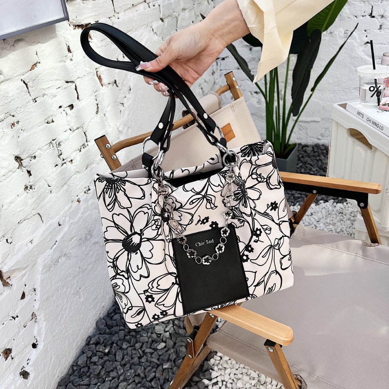 Túi Xách Vải canvas Cỡ Lớn Phối Dây Xích Đeo Vai Cá Tính Cho Nữ