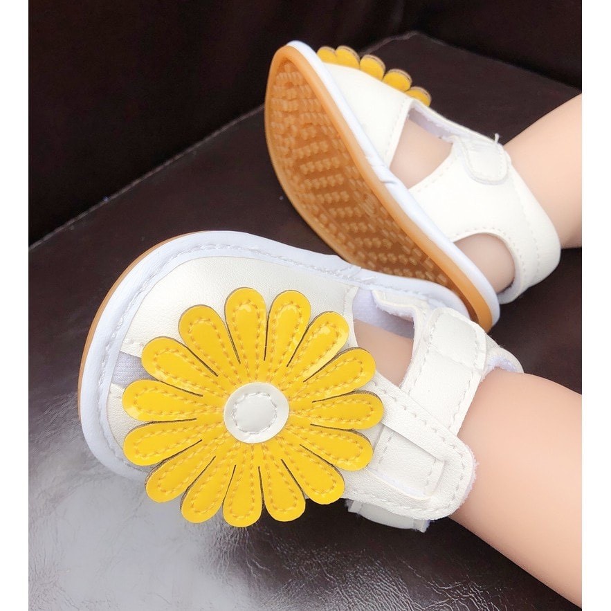 Sandanl hoa vàng đến nhựa cao cấp cho bé gái