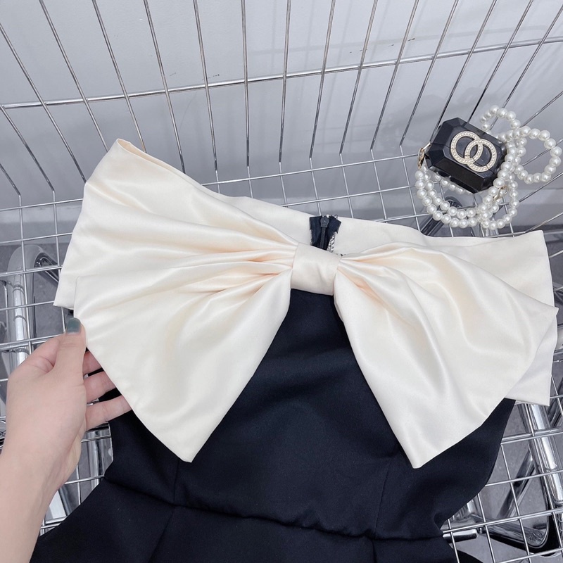 Váy Đen Bệt Vai Nơ Ngực Bản To