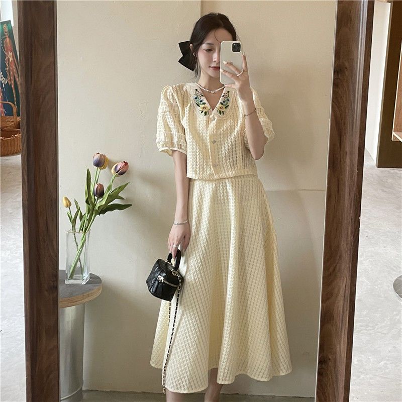 Set Áo Cổ Búp Bê Phối Chân Váy Lưng Cao Thêu Họa Tiết Thời Trang Hè 2022 Mới Trẻ Trung Cho Nữ