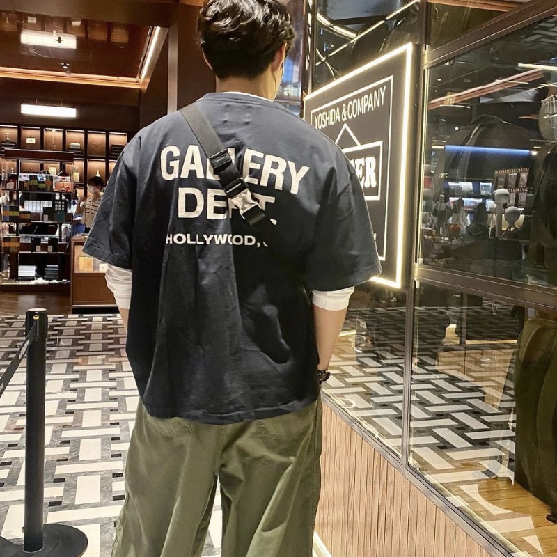 Gallery DEPT Áo Thun Ngắn Tay Dáng Rộng In LOGO Tiếng Anh Cơ Bản Màu Xanh Quân Đội Phiên Bản