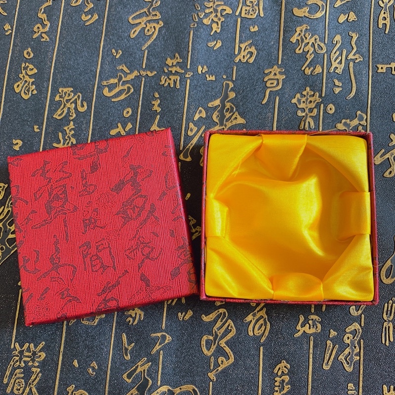 Hộp Thư Pháp lót vàng đựng vòng tay đồ phong thuỷ